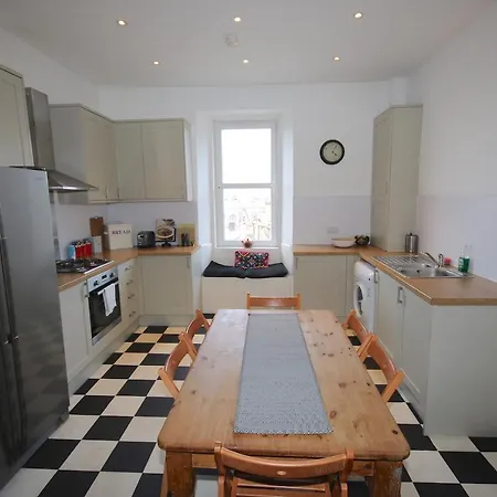 Budget Multi 5 Bedroom Διαμέρισμα *