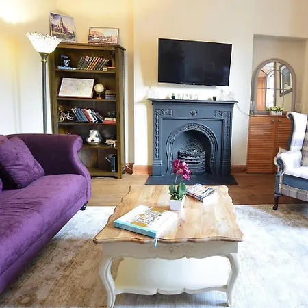 Joivy Classic With Castle Views In Old Town Edinburgh