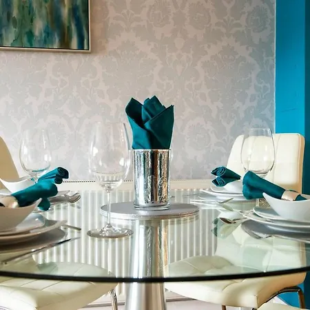 Altido Stylish 3bd City Centre Apt - Free Parking & Lift شقة *