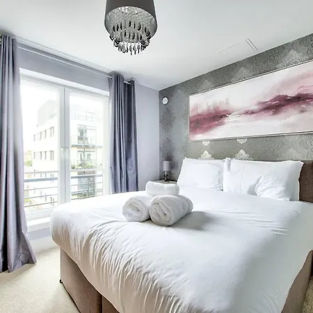 Altido Stylish 3bd City Centre Apt - Free Parking & Lift شقة *
