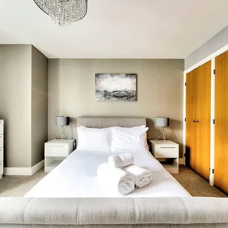 Altido Stylish 3bd City Centre Apt - Free Parking & Lift * إدنبرة