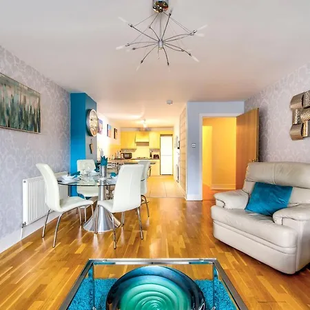 Altido Stylish 3bd City Centre Apt - Free Parking & Lift شقة