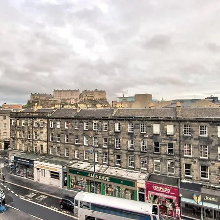 Stylish City Centre Apt W Castle View & Lift Edimburgo