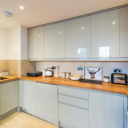 Beautiful And Private 2 Bed Apartment