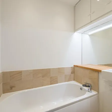 Beautiful And Private 2 Bed Apartment