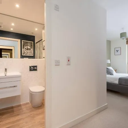 Altido Ultra Stylish 2 Bed, 2 Bath With Balcony And Parking *