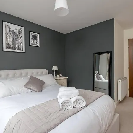 Altido Ultra Stylish 2 Bed, 2 Bath With Balcony And Parking