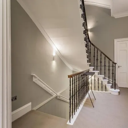 Joivy Luxurious Near Haymarket Station Апартаменты Эдинбург