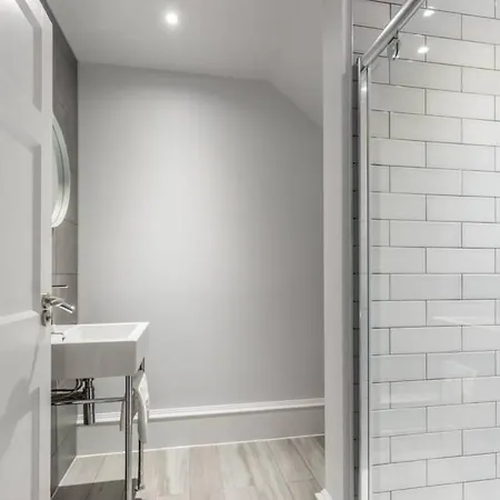 Апартаменты Joivy Luxurious Near Haymarket Station