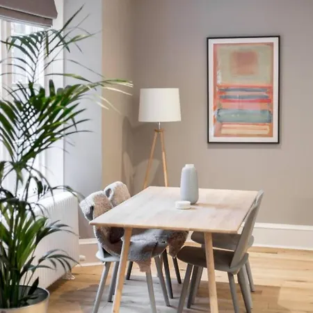 Joivy Luxurious Near Haymarket Station Эдинбург