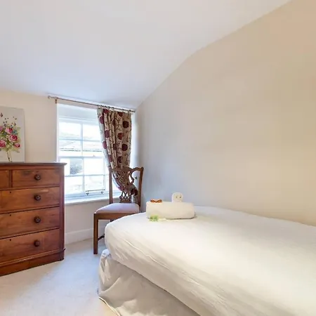 Altido Spacious 3br Mews House Behind Calton Hill
