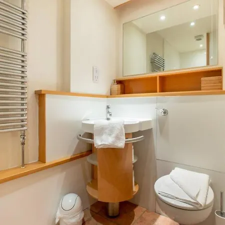 Bright & Spacious Classic West End 公寓
