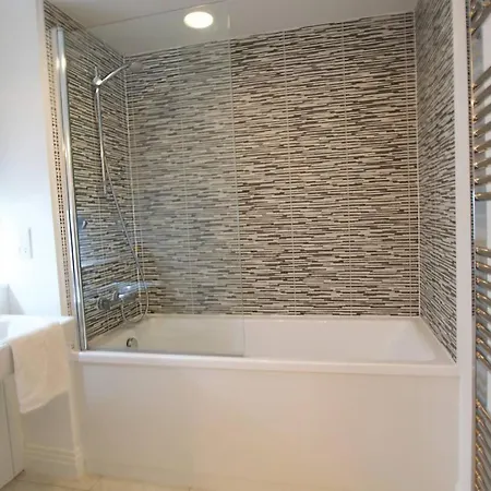 Altido Bright Centre 2bed, 2bath With Free Parking Apartment *