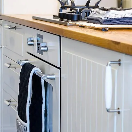 Joivy Stylish In Trendy New Town Location