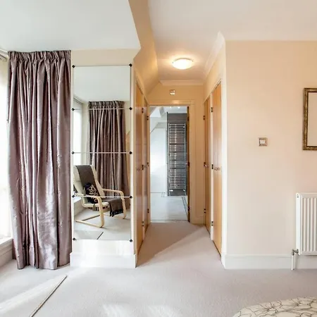 Joivy Inviting Near Leith Walk *