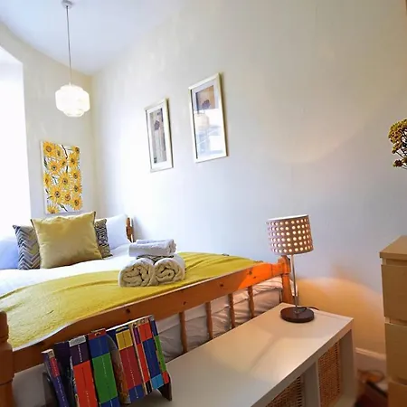 Joivy Bright Flat With Workspace In New Town