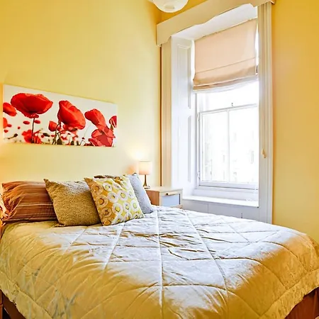 Altido Fabulous Location In Peaceful New Town Cul-de-sac דירה