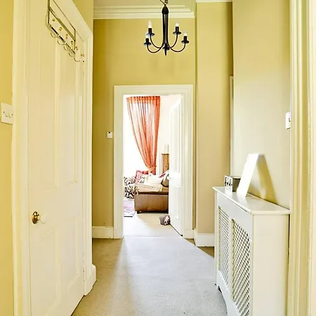 Altido Fabulous Location In Peaceful New Town Cul-de-sac דירה