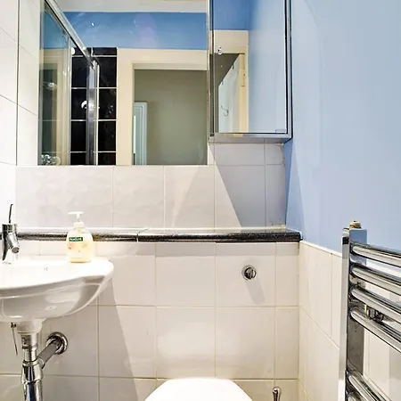 Altido Fabulous Location In Peaceful New Town Cul-de-sac דירה *
