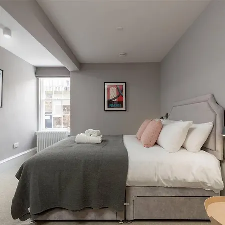 Joivy Luxurious Near Haymarket Station Апартаменты Эдинбург