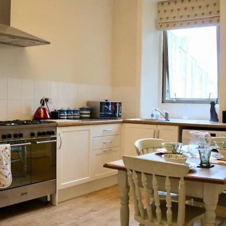 Classic 2 Bedroom Flat شقة *