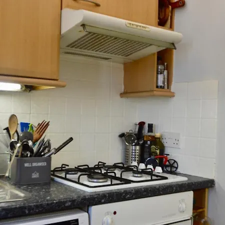 Refurbished 1br With City Views And Airport Links Apartament