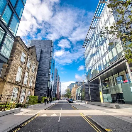 Ultra Stylish Simpson Loan Apt With Free Parking Apartment Edinburgh