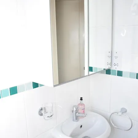 Spacious And Cosy One Bed In Leith! Daire Edinburgh