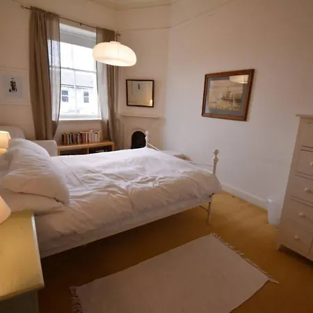 4 Bedroom Flat In City Centre Sleeps 8 Apartment *