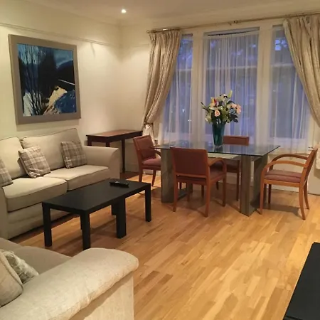 Lanark Apartman *