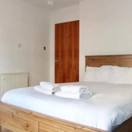 3 Bedroom In Vibrant Area Διαμέρισμα