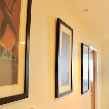 Διαμέρισμα 3 Bedroom In Vibrant Area *