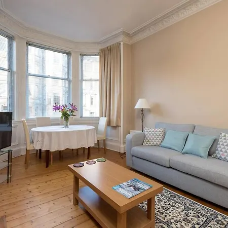 Cozy 2 Bedroom In The Heart Of With Gas Fireplace Appartement
