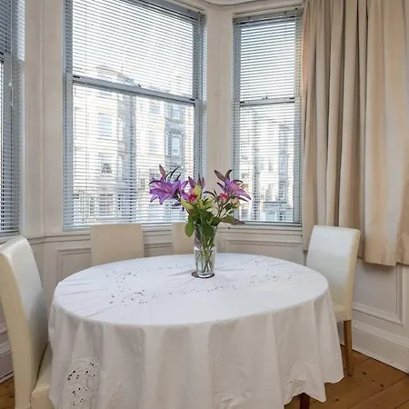 Cozy 2 Bedroom In The Heart Of With Gas Fireplace Appartement Edinburgh