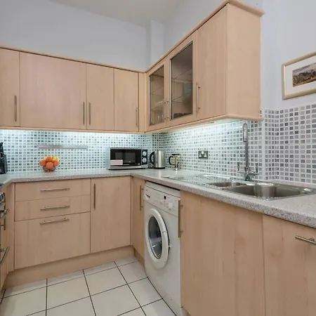 Cozy 2 Bedroom In The Heart Of With Gas Fireplace