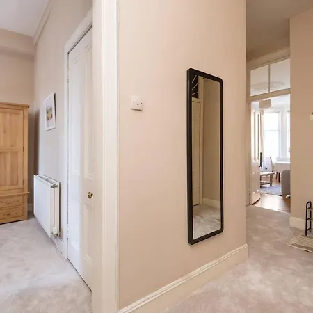 Cozy 2 Bedroom In The Heart Of With Gas Fireplace Appartement Edinburgh
