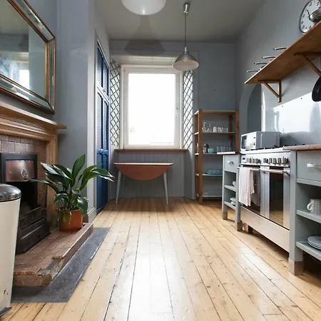 Trendy Urban Retreat In Edinburgh