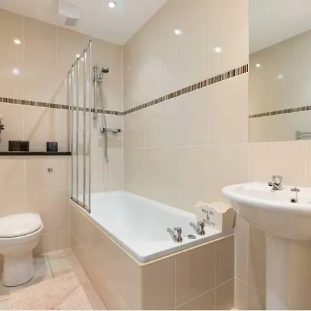 Bright And Airy West End 2-bedroom *