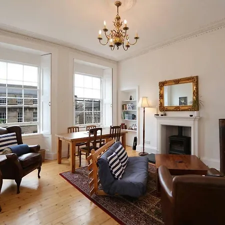 Traditional Scottish 2 Bed In Historic New Town Apartment Edinburgh