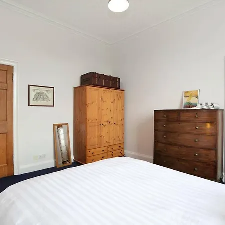 Traditional Scottish 2 Bed In Historic New Town Edinburgh