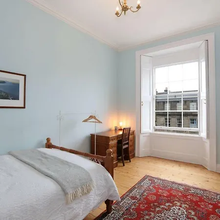 Traditional Scottish 2 Bed In Historic New Town *