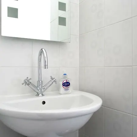 Beautifully Presented New Town Apt - Sleeps 4 *