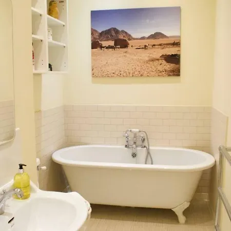 Beautiful 2 Bedroom City Centre Edinburgh