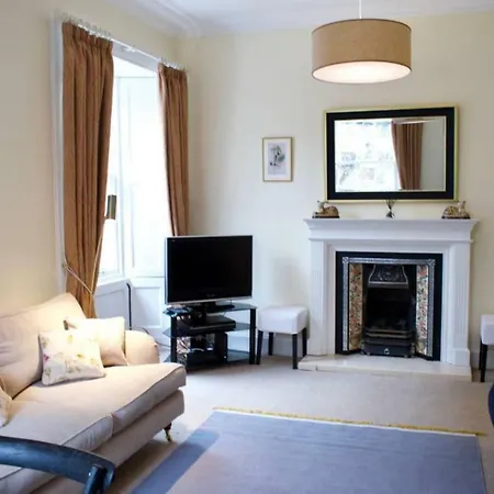 Beautiful 2 Bedroom City Centre Apartment *