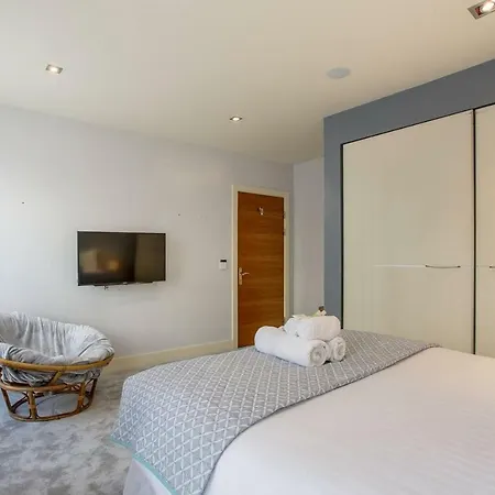 Daire Stylish 2bed Apt With Free Parking/elevator