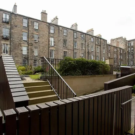 Stylish 2bed Apt With Free Parking/elevator Daire