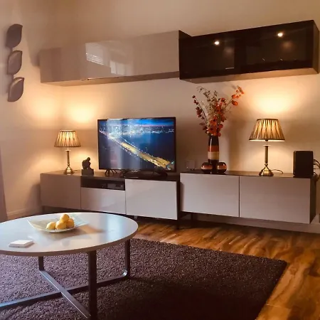 2 Bedroom Flat In Leafy Morningside Sleeps 4 אדינבורו