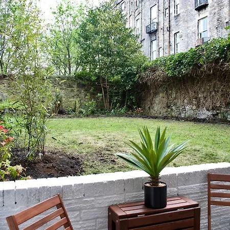 Central Garden Flat Sleeps 4 Perfect Location
