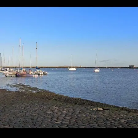 Central Waterfront Flat With Great Views *