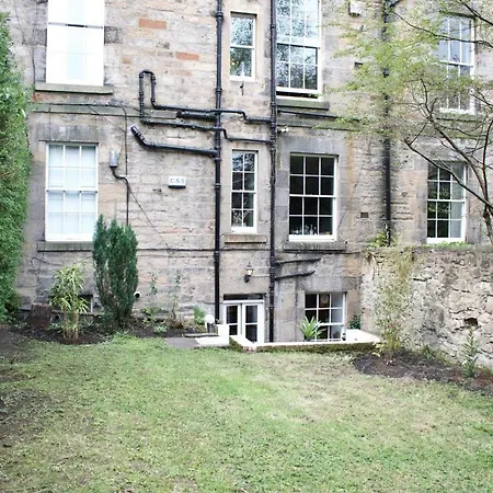 Central Garden Flat Sleeps 4 Perfect Location *